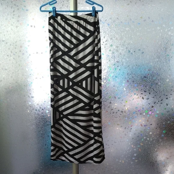 Black and White Geometric Maxi Skirt - Picture 6 of 9